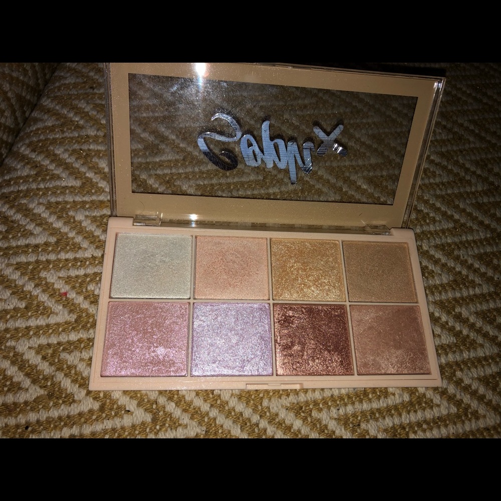 Sophie Revolution highlighter palette